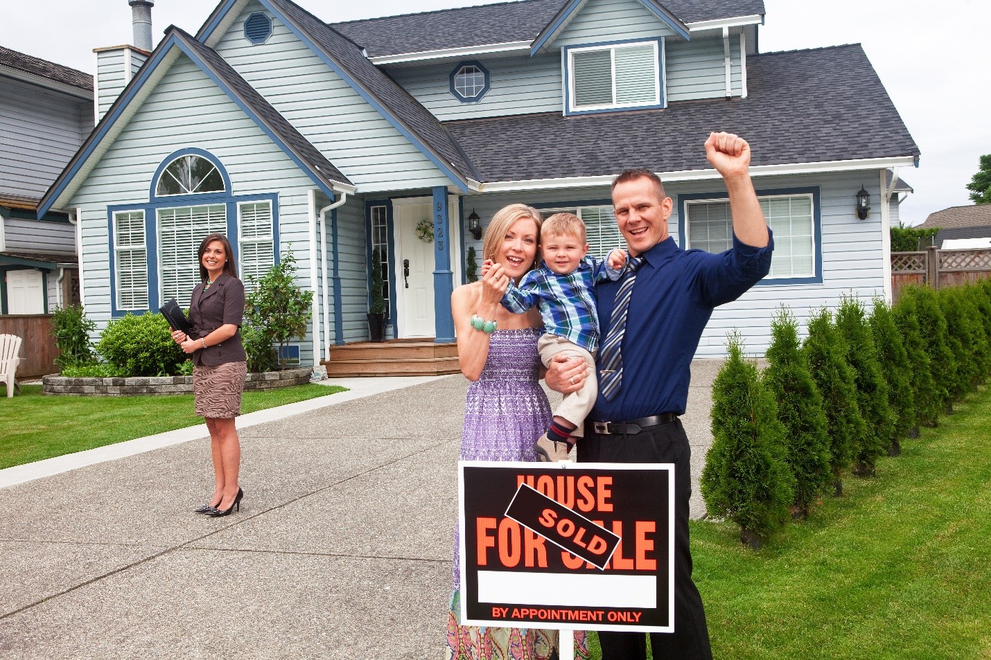 Mikel DeFrancesco - William Raveis Real Estate team assisting a homebuyer with an offer.